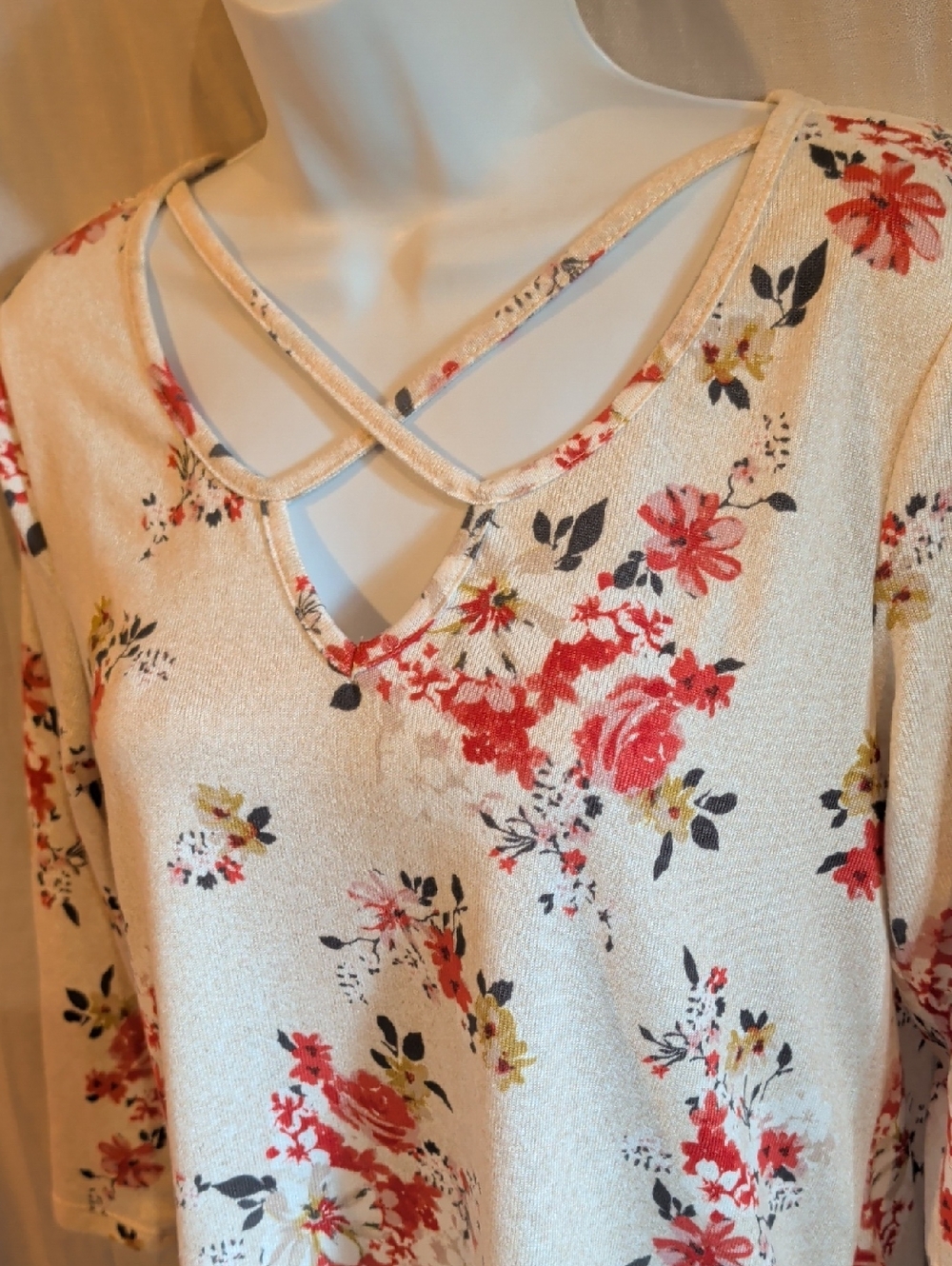 Bobeau Cream Floral Crisscross Neck Long Sleeve Top Size Medium